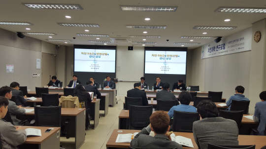 한국첨단안전산업협회(회장 배영훈, KoHSIA)가 18일 서울대 글로벌공학교육센터에서 경찰청과 공동으로 '치안과학 연구포럼' 발족 세미나를 개최했다. 이날 세미나에서 협회 배영훈 회장은 '치안 R&D와 안전산업의 동반성장'이란 주제로 발표를 했다. 이어 숭실대 박진호 교수가 좌장을 맡아 '치안 R&D와 안전산업의 동반성장을 위한 산학연관 협력시스템 구축 방안'이란 주제를 놓고 토론을 벌였다.  한국첨단안전산업협회 제공